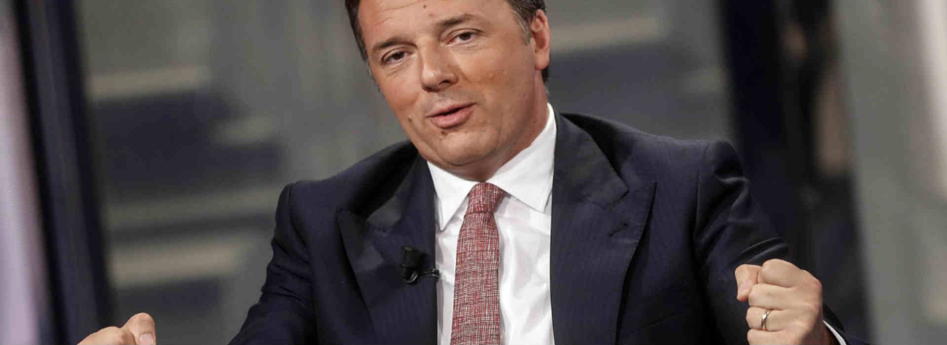 Matteo Renzi stringe pugni ce parla della fondazione Open