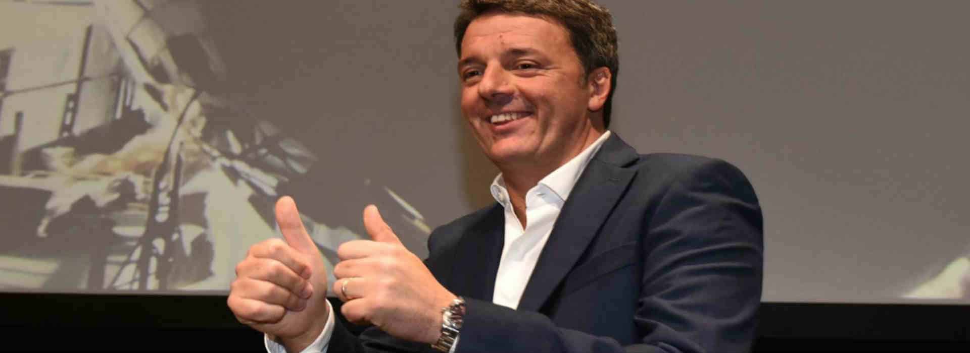 Matteo Renzi sorridente con i pollici alzati
