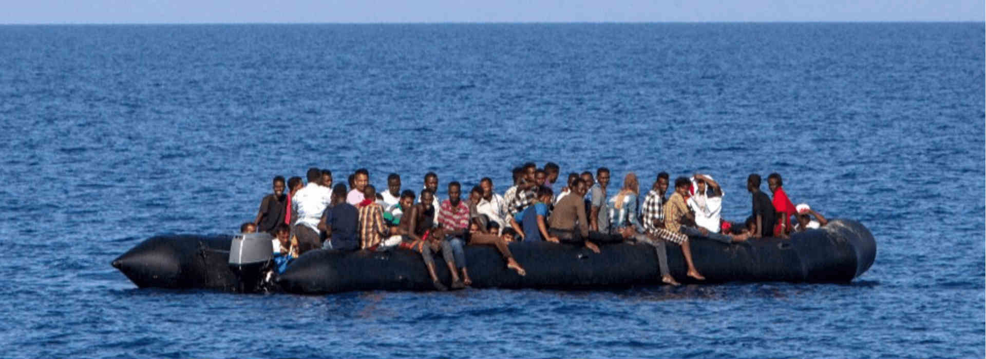 Immigrati su gommone in mare.