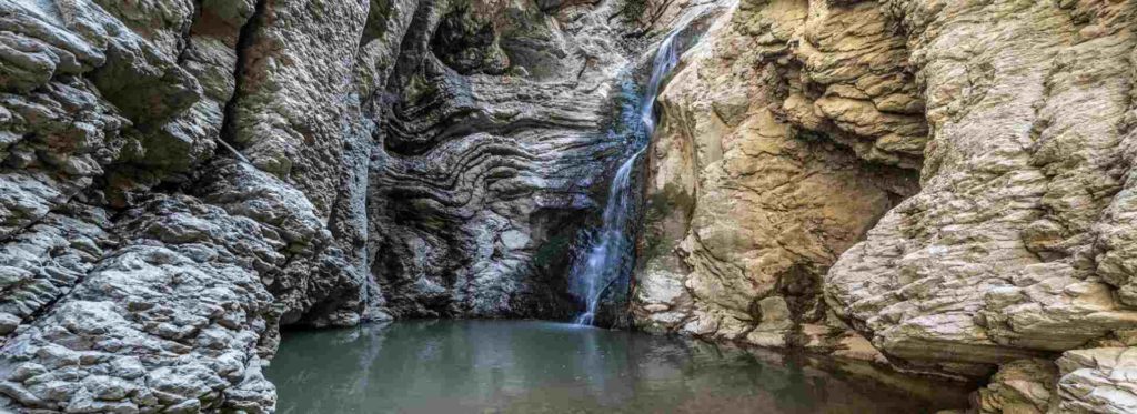 Abruzzo, la cascata di acqua di fogna nel 'paradiso verde'