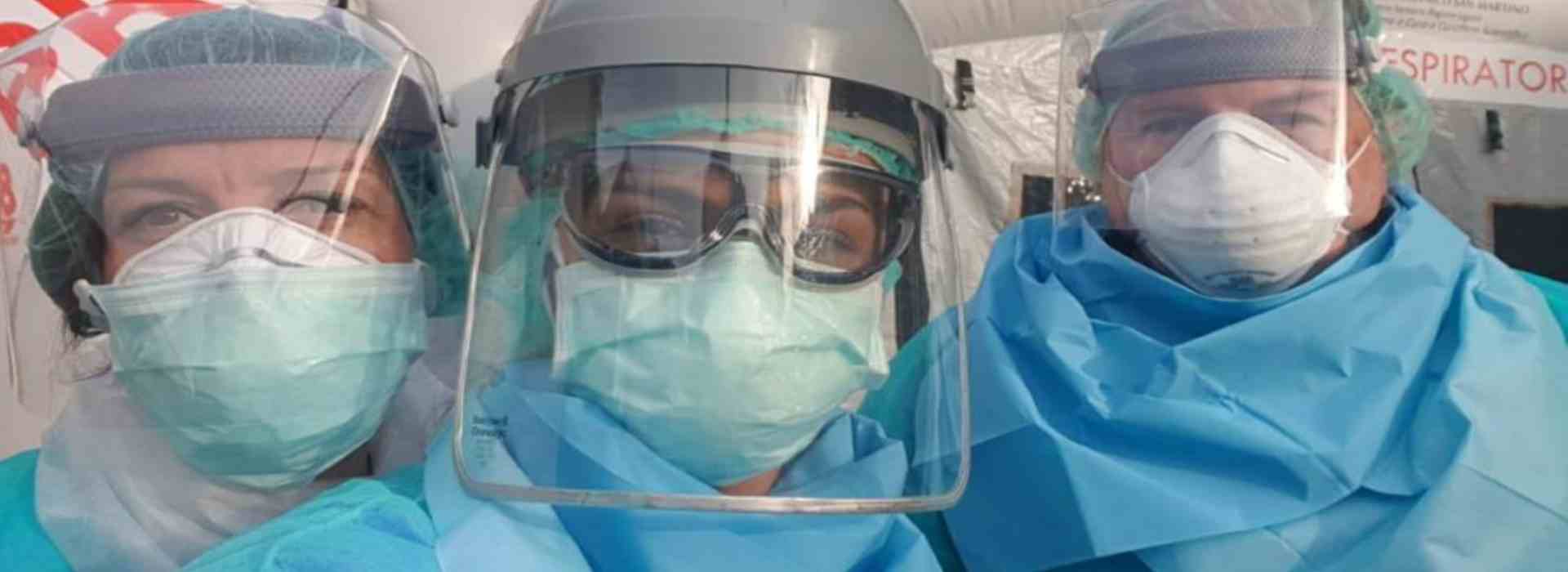 operatori sanitari a lavoro con maschere anti-covid