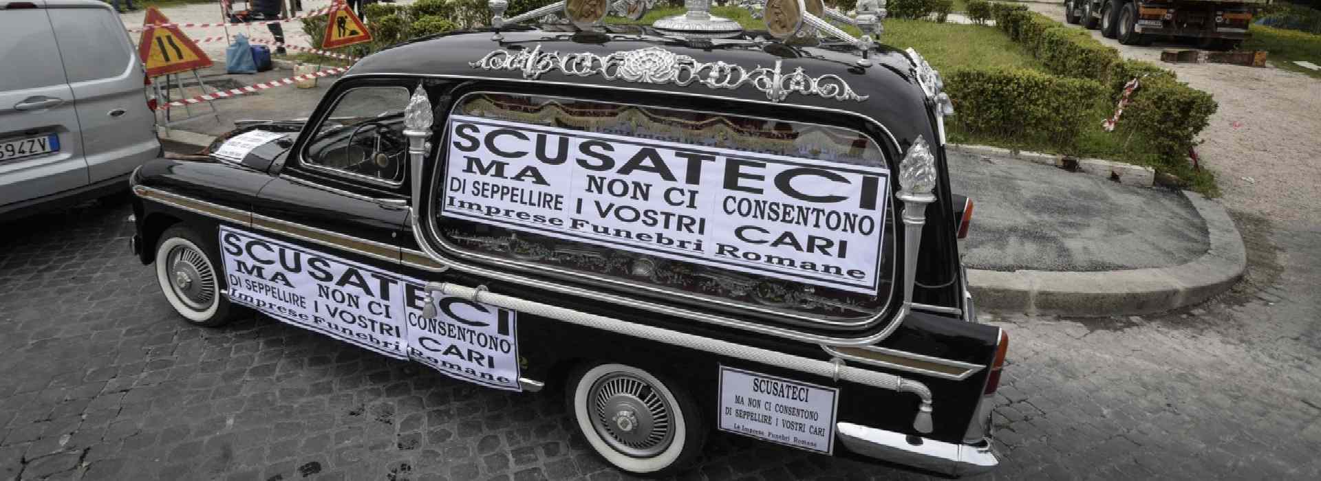 I morti in attesa della pace: a Roma bare in attesa di sepoltura. "Mia nonna è morta a Dicembre"