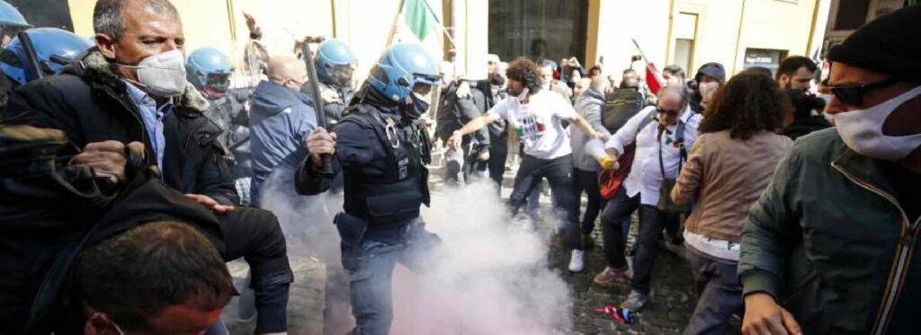 #Ioapro: scontri tra polizia e manifestanti a Roma - video
