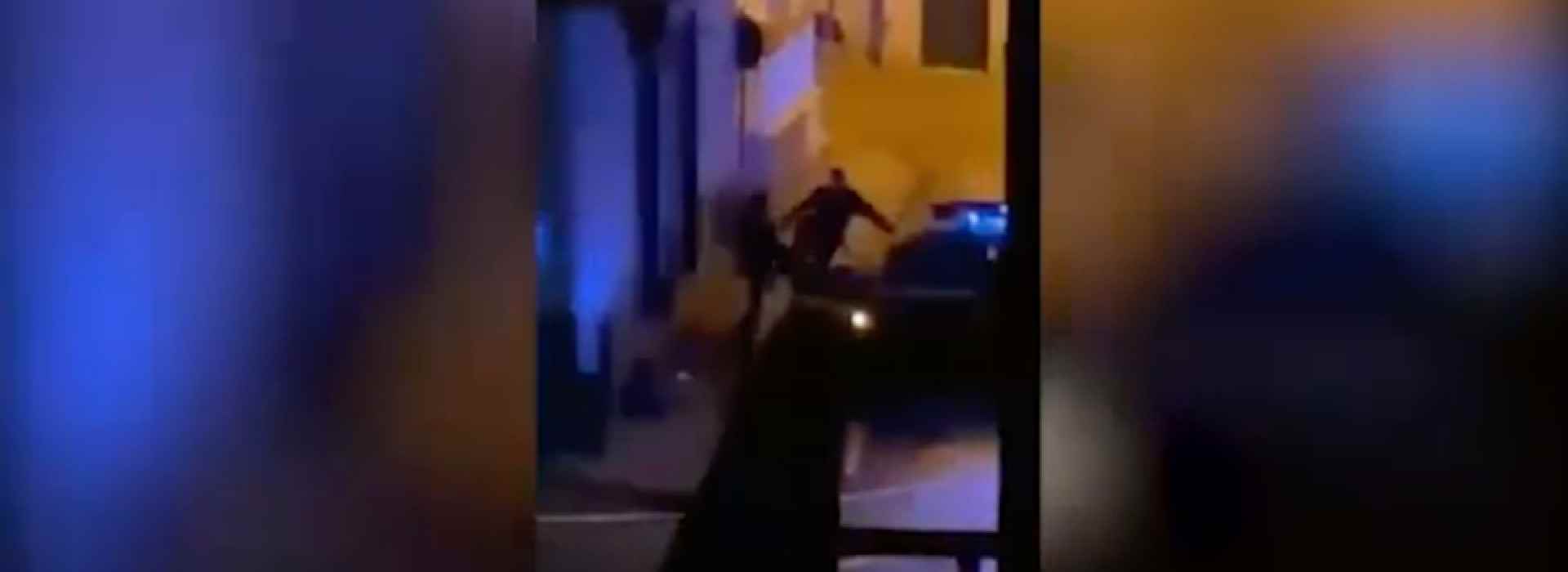 Napoli, carabiniere prende a calci un ragazzo dopo il coprifuoco