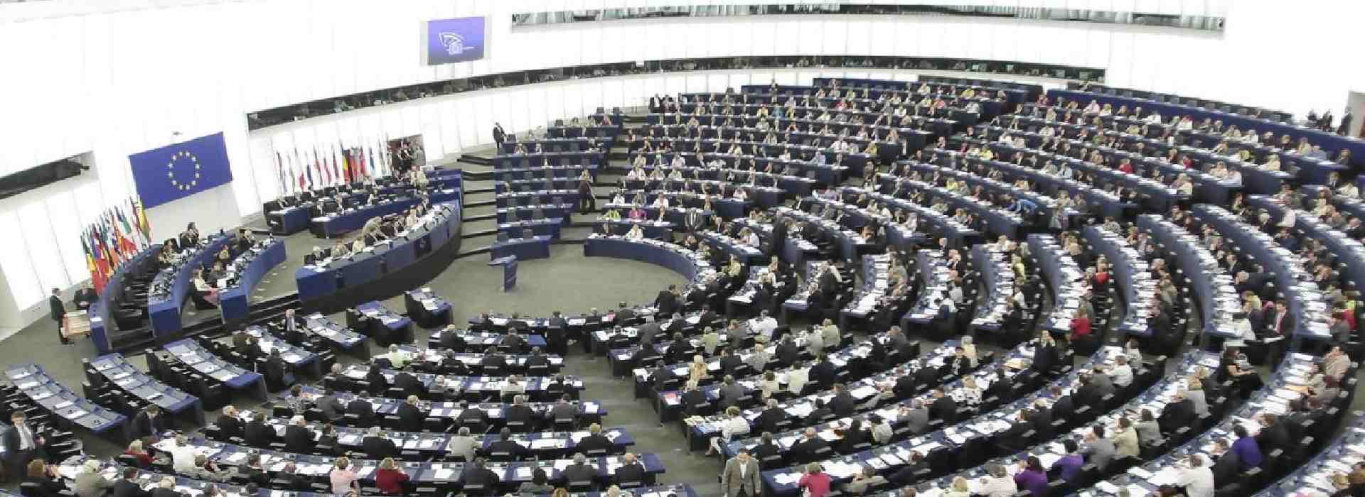 Greenpass, il Parlamento europeo rettifica e aggiunge in Gazzetta la parola censurata