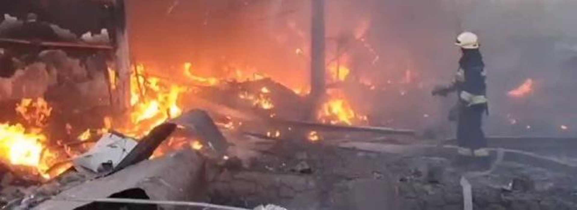 Bombardamenti a Dnipro: "Colpiti una fabbrica e un asilo nido"