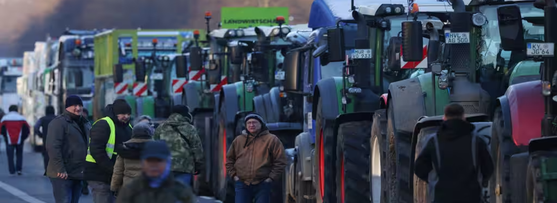 Trattori e forconi bloccano le strade e scaricano letame: Berlino in crisi